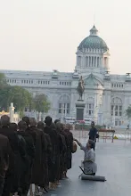 บิณฑ์หน้าลานพระรูป (1).JPG