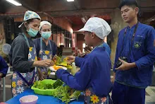 680529 สมุนพระราม สาธิตทำสลัดโรล งานอบรม นร.ขวาวใหญ่วิทยา สุรินทร์ 21.jpeg