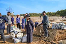 670120 สมุนพระรามเรียน ปวช ช่วยสะสางผักตบจากบุ่ง สสษ.ใส่ปุ๋ยแปลงแตงโมริมมูล 48.jpeg