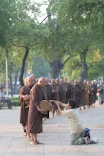 เดินบิณฑ์รอบสนามหลวง (28).JPG