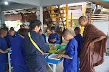 680609 เด็กสมุนพระราม ทำสลัดโรลขึ้นศาลาฉัน 55.JPG