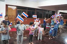680703 เด็กสมุนพระรามนั่งรถไฟไปปฐมอโศก ร่วมงาน ๙๐ ปี ลุงจำลอง 4.jpeg