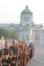 บิณฑ์หน้าลานพระรูป (19).JPG