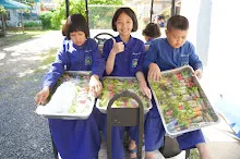 680609 เด็กสมุนพระราม ทำสลัดโรลขึ้นศาลาฉัน 73.JPG