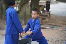 680602 สมุนพระราม และ สสธ.ขนทรายและปรับพื้นที่หน้าเฮือนศูนย์สูญ 8.JPG