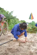 680616 สมุนพระรามไปขุดมันเทศริมมูลและเก็บเมล็ดถั่วลิสงเรี่ยดิน วันบวรกับชาวชุมชนกลุ่มสีส้ม 33.JPG