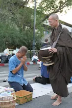 ลุงใส่บาตร (2).JPG