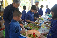680609 เด็กสมุนพระราม ทำสลัดโรลขึ้นศาลาฉัน 53.JPG