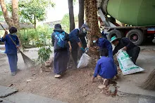 680331 สมุนพระรามทำงานวันบวร ขัดห้องน้ำ กวาดใบไม้อาคารอาชีวะ 55.jpg
