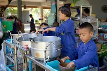 671230 สมุนพระรามแสดงร้องเพลง พิธีเปิดงานเพื่อฟ้าดิน คนมาดูงาน ทำ5ส ทำสวนบ่าย 335.jpg