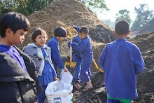 680608 สมุนพระรามเก็บเมล็ดพันธุ์ดอกไม้กินได้ที่สวน ไปขนดินปลูก 111.jpg