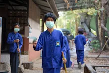 680331 สมุนพระรามทำงานวันบวร ขัดห้องน้ำ กวาดใบไม้อาคารอาชีวะ 30.jpg