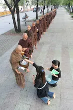 เดินบิณฑ์รอบสนามหลวง (47).JPG