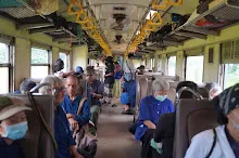 680703 เด็กสมุนพระรามนั่งรถไฟไปปฐมอโศก ร่วมงาน ๙๐ ปี ลุงจำลอง 29.jpeg