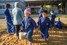 670115 เด็กอนุบาลตุ๊กติ้ว สมุนพระราม ช่วยพ่อไม้ผลทำเรือนเพาะชำ  1.jpeg