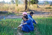 671217 สสธ.และชาวชุมขนไปถอนหญ้า แปลงหอมกระเทียม สวน 255 59.jpg