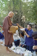 พท+สมณะบิณฑ์ที่งานชุมนุม (61).JPG