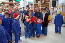 671225 สมุนพระรามร้องเพลงที่ห้างสุนีย์ ในวันคริสมาสต์ 11.jpg