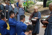 680314 ตักบาตรวันเลี้ยงส่งม.3 ม.6  14.JPG