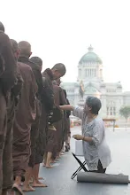 บิณฑ์หน้าลานพระรูป (4).JPG