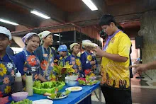 680529 สมุนพระราม สาธิตทำสลัดโรล งานอบรม นร.ขวาวใหญ่วิทยา สุรินทร์ 9.jpeg