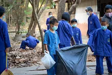 680331 สมุนพระรามทำงานวันบวร ขัดห้องน้ำ กวาดใบไม้อาคารอาชีวะ 6.jpg