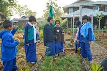 671221 เช้าสมุนพระรามดูแลสวน และขนหินทำน้ำตก บ่ายเล่นเกมกับครูโหน่ง 39.jpg