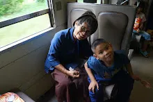 680703 เด็กสมุนพระรามนั่งรถไฟไปปฐมอโศก ร่วมงาน ๙๐ ปี ลุงจำลอง 128.jpeg