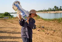 670120 สมุนพระรามเรียน ปวช ช่วยสะสางผักตบจากบุ่ง สสษ.ใส่ปุ๋ยแปลงแตงโมริมมูล 53.jpeg
