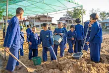 670115 เด็กอนุบาลตุ๊กติ้ว สมุนพระราม ช่วยพ่อไม้ผลทำเรือนเพาะชำ  2.jpeg