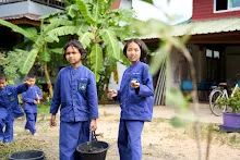 680224 วันบวร สมุนพระรามทำแปลงคอสมอส ข้างสนามเด็กเล่น 5.jpg