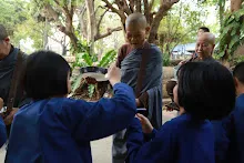 680314 ตักบาตรวันเลี้ยงส่งม.3 ม.6  15.JPG