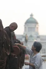 บิณฑ์หน้าลานพระรูป (6).JPG