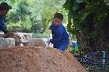 680602 สมุนพระราม และ สสธ.ขนทรายและปรับพื้นที่หน้าเฮือนศูนย์สูญ 43.JPG