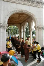 พท+สมณะบิณฑ์ที่งานชุมนุม (49).JPG