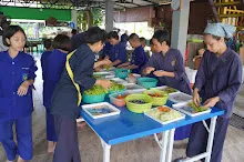 680609 เด็กสมุนพระราม ทำสลัดโรลขึ้นศาลาฉัน 41.JPG