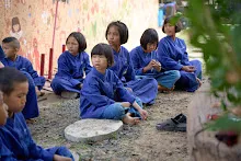 680224 วันบวร สมุนพระรามทำแปลงคอสมอส ข้างสนามเด็กเล่น 38.jpg