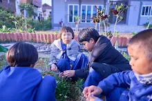 680608 สมุนพระรามเก็บเมล็ดพันธุ์ดอกไม้กินได้ที่สวน ไปขนดินปลูก 88.jpg