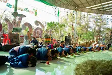 671230 สมุนพระรามแสดงร้องเพลง พิธีเปิดงานเพื่อฟ้าดิน คนมาดูงาน ทำ5ส ทำสวนบ่าย 187.jpg