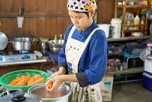 671124 สมุนพระราม ทำสลัดโรลแจก ที่โรงครัวกลาง 61.jpg