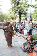 เดินบิณฑ์รอบสนามหลวง (18).JPG
