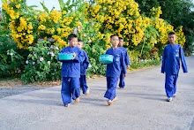 671124 สมุนพระราม ทำสลัดโรลแจก ที่โรงครัวกลาง 35.jpg