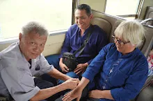 680703 เด็กสมุนพระรามนั่งรถไฟไปปฐมอโศก ร่วมงาน ๙๐ ปี ลุงจำลอง 91.jpeg