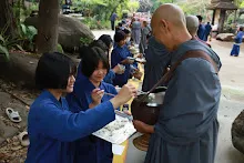 680314 ตักบาตรวันเลี้ยงส่งม.3 ม.6  18.JPG