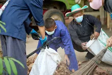 680331 สมุนพระรามทำงานวันบวร ขัดห้องน้ำ กวาดใบไม้อาคารอาชีวะ 53.jpg