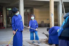 680331 สมุนพระรามทำงานวันบวร ขัดห้องน้ำ กวาดใบไม้อาคารอาชีวะ 25.jpg