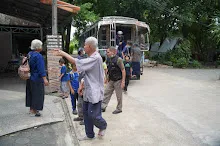 680703 เด็กสมุนพระรามนั่งรถไฟไปปฐมอโศก ร่วมงาน ๙๐ ปี ลุงจำลอง 105.jpeg