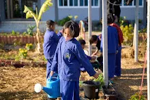 680117 สมุนพระรามปรับปรุงสวน ทาสีเสาป้ายสวนครอบครัวน่ารัก 42.jpg
