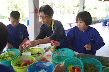 680609 เด็กสมุนพระราม ทำสลัดโรลขึ้นศาลาฉัน 54.JPG