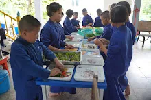 680609 เด็กสมุนพระราม ทำสลัดโรลขึ้นศาลาฉัน 65.JPG
